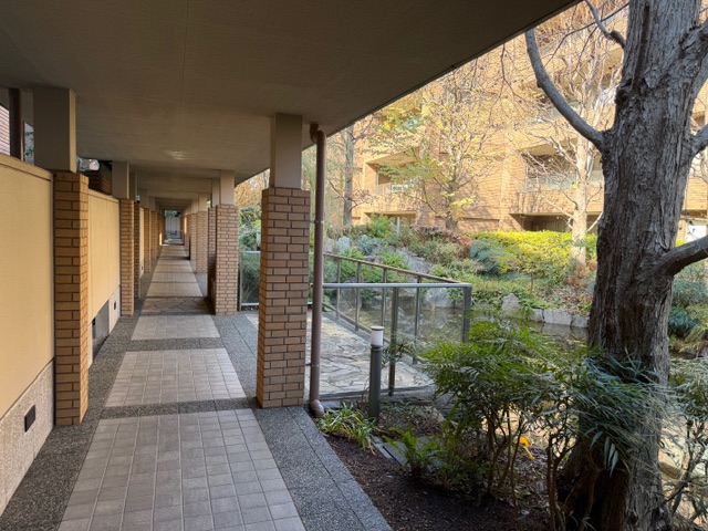 建物内部の廊下のようすです。