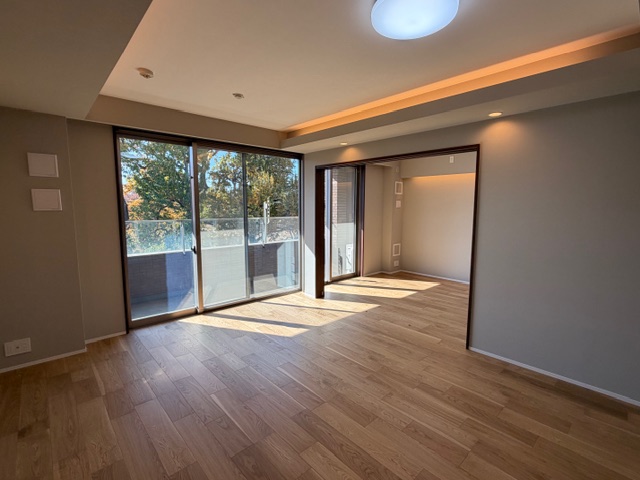 リビングからは借景ですが、柏の宮公園の緑が見えますよ。