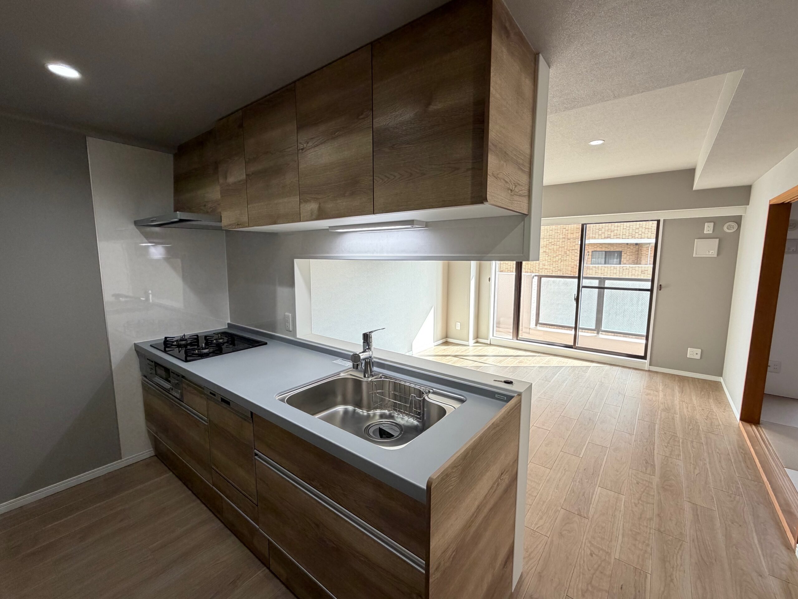 キッチンからリビングルーム