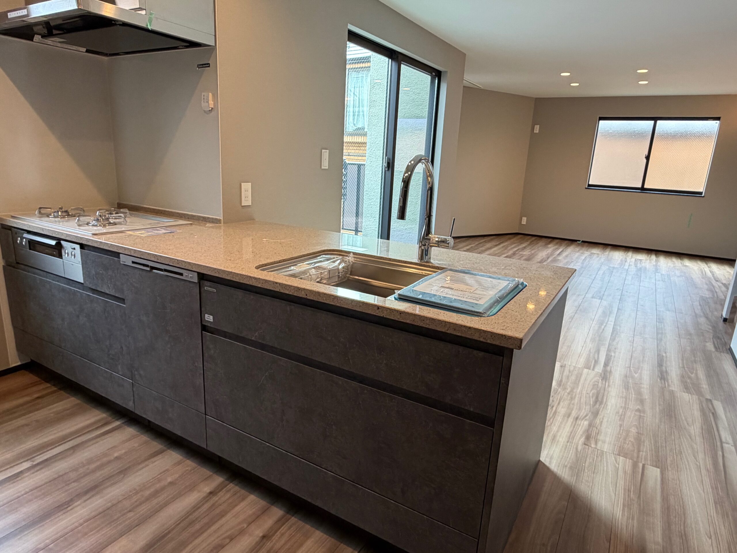 キッチンからリビングルーム